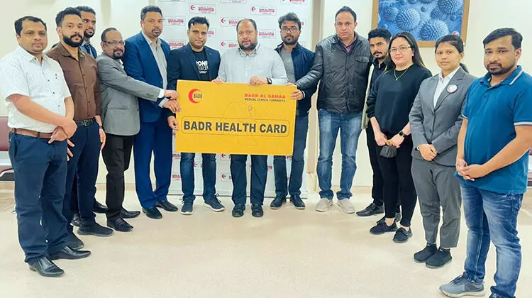 ക​ബാ​യ​ൻ ജീ​വ​ന​ക്കാ​ർ​ക്ക്​ ബ​ദ​ർ അ​ൽ സ​മ ഹെ​ൽ​ത്ത്​​ കാ​ർ​ഡ്​