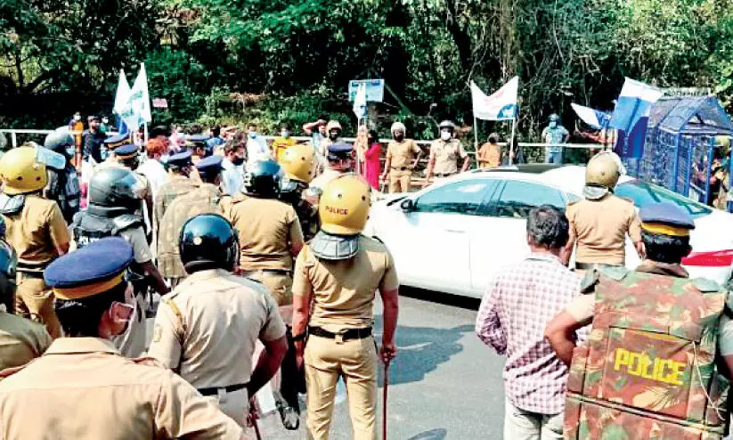 ഗതാഗത കുരുക്കിൽപെട്ട മണവാട്ടിക്ക് വഴിയൊരുക്കി പൊലീസ്