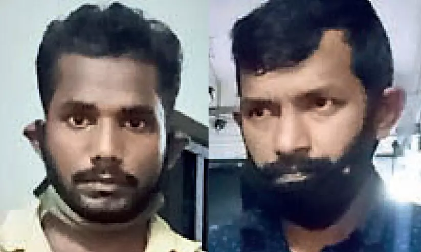 20 ലിറ്റർ വിദേശമദ്യവുമായി രണ്ടുപേർ പിടിയിൽ 20 ലിറ്റർ വിദേശമദ്യവുമായി രണ്ടുപേർ പിടിയിൽ