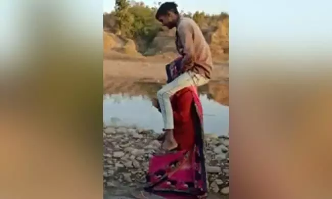 ബന്ധുവിനെ ചുമലിലേറ്റി യുവതിയെ നടത്തിച്ചു; അവിഹിതം ആരോപിച്ച് പ്രാകൃത ശിക്ഷ വിധിച്ചത് ഭർത്താവിന്റെ വീട്ടുകാർ ബന്ധുവിനെ ചുമലിലേറ്റി യുവതിയെ നടത്തിച്ചു; അവിഹിതം ആരോപിച്ച് പ്രാകൃത ശിക്ഷ വിധിച്ചത് ഭർത്താവിന്റെ വീട്ടുകാർ