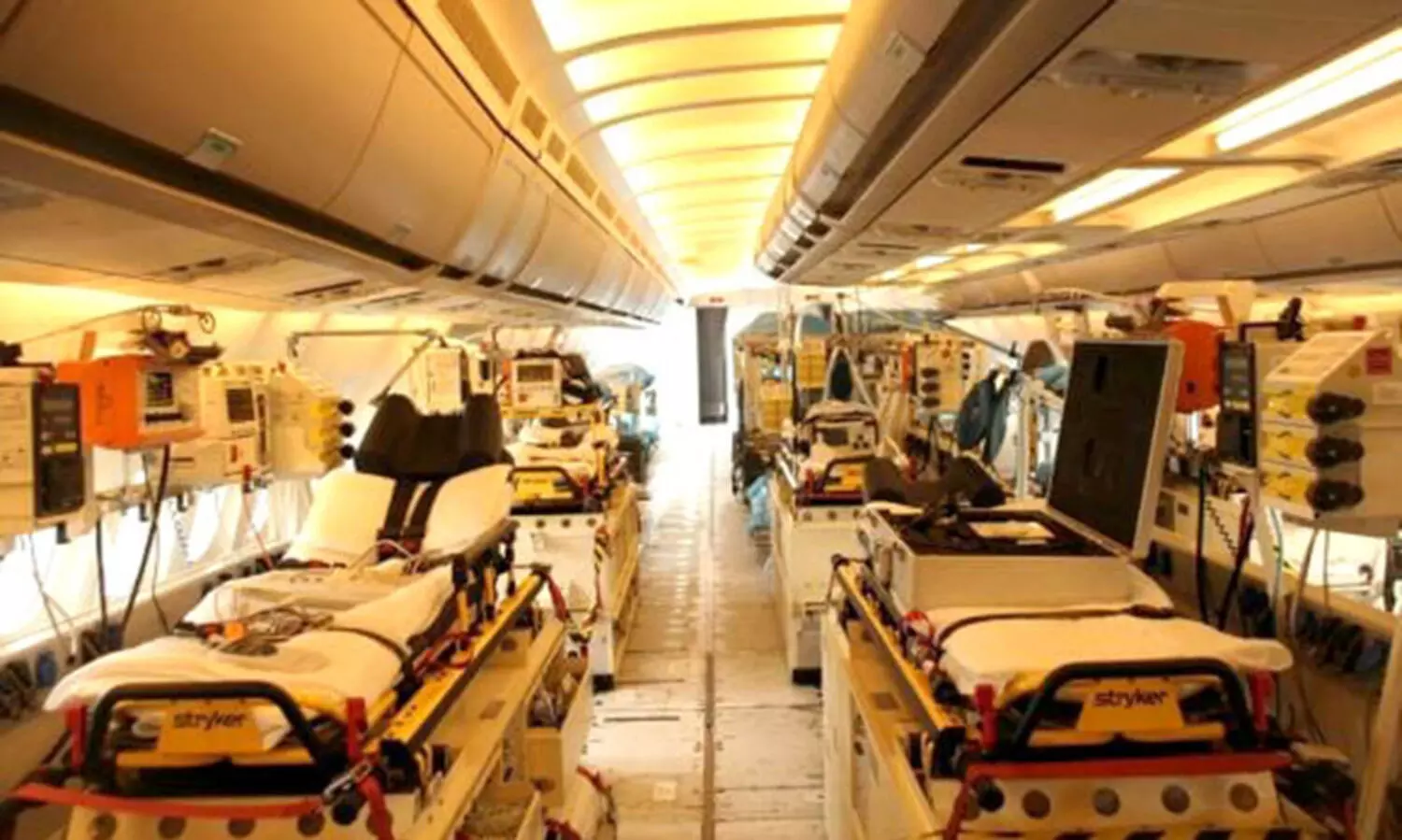 ല​ണ്ട​നി​ൽ​നി​ന്ന്​ കു​വൈ​ത്തി രോ​ഗി​ക​ളെ എ​യ​ർ ആം​ബു​ല​ൻ​സി​ൽ ​കൊ​ണ്ടു​വ​രു​ന്നു