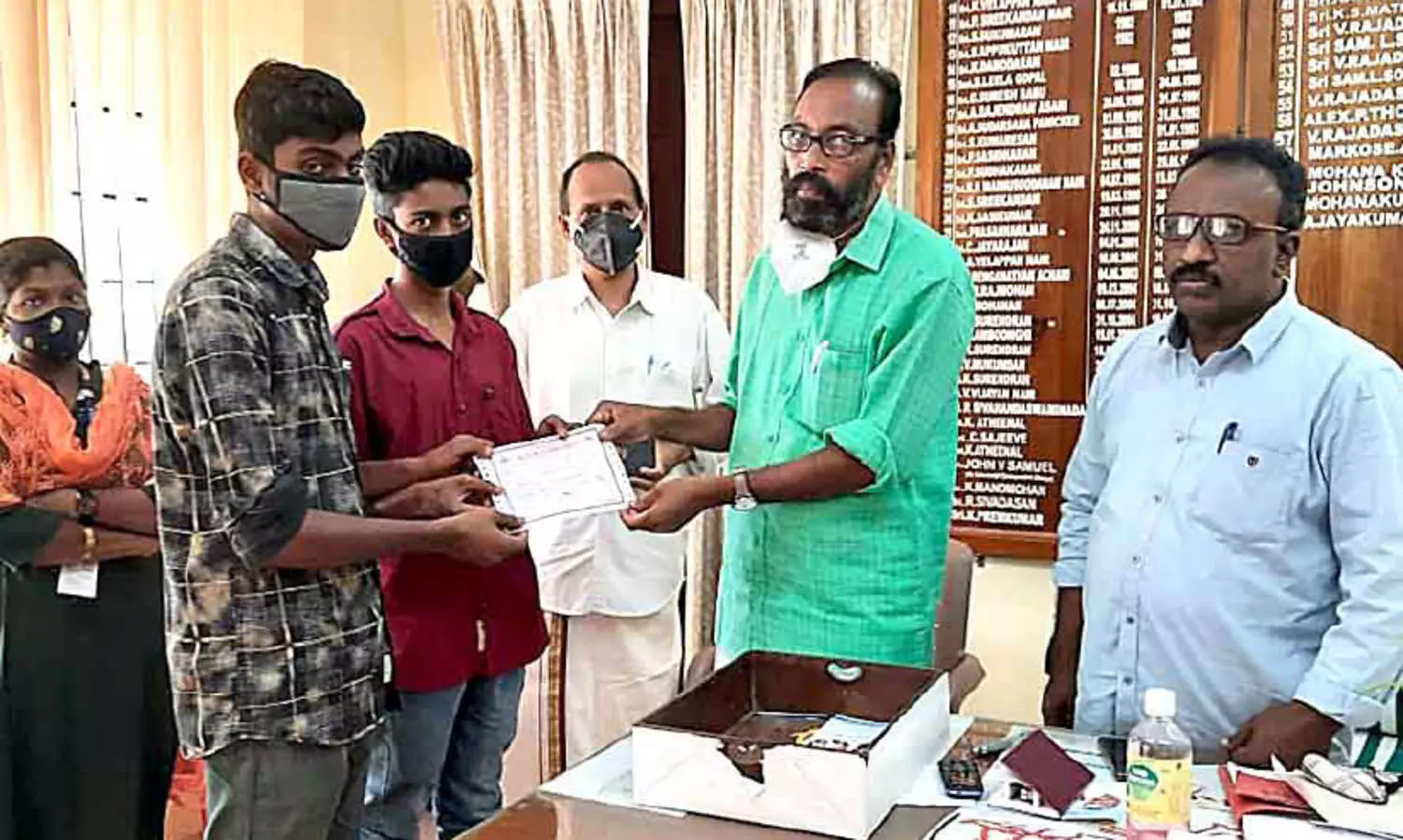 രാ​ജ​െൻറ​യും അ​മ്പി​ളി​യു​ടെ​യും മ​ക്കൾക്ക്​ സർക്കാർ സഹായം കൈമാറി