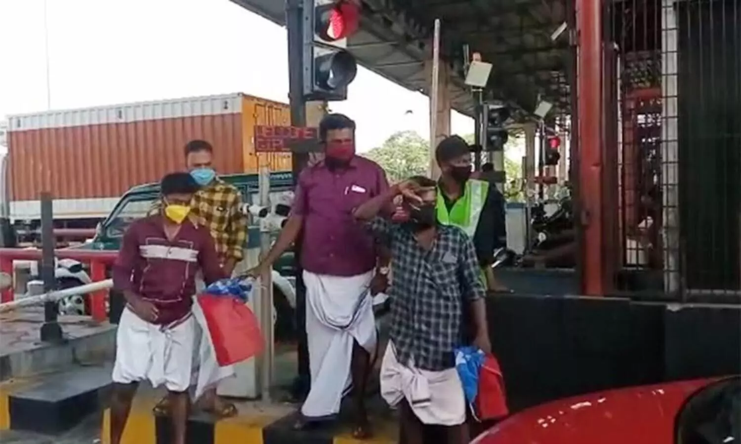 ഫാസ്​ടാഗ്​: ഗതാഗതക്കുരുക്ക്​; എ.ഐ.വൈ.എഫ്​ ടോൾ ഗേറ്റ്​ തുറന്നുവിട്ടു