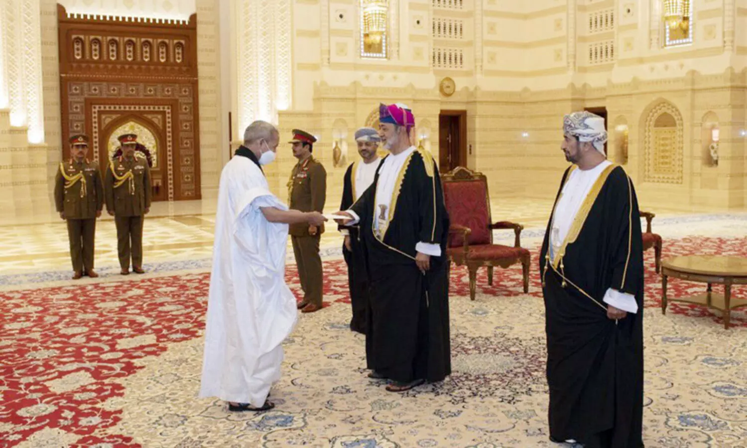 സുൽത്താൻ സ്ഥാനപതിമാരുടെ അംഗീകാരപത്രങ്ങൾ സ്വീകരിച്ചു