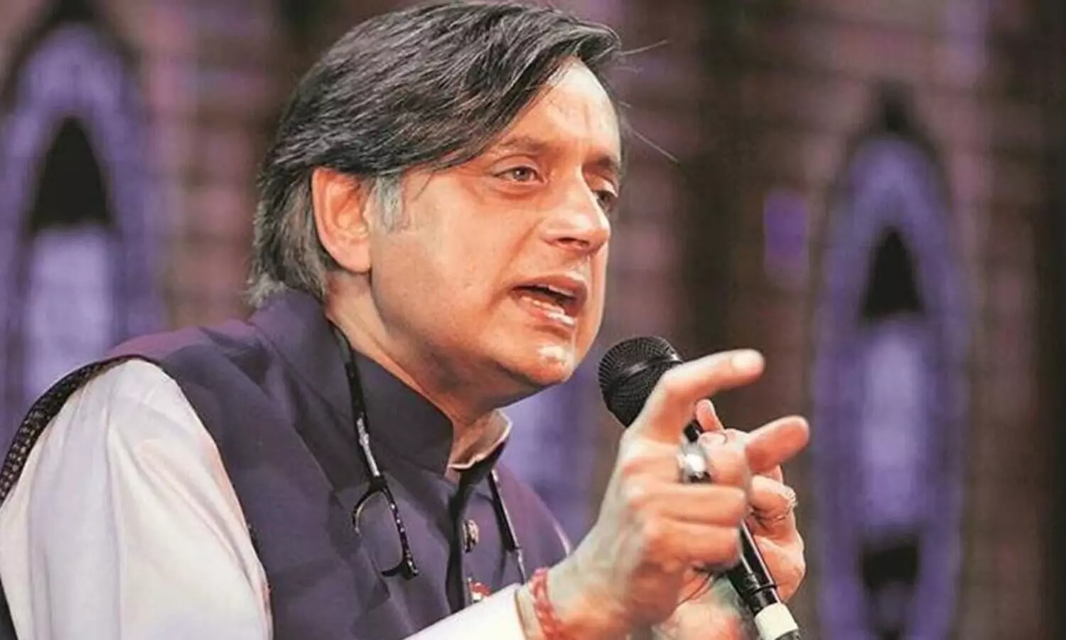 കേന്ദ്ര സർക്കാറിന്​ അഹങ്കാരത്തിനൊപ്പം ഭയവും വർധിച്ചു -ശശി തരൂർ