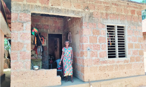 വീ​ടു​ക​ൾ​ക്ക്​ വാ​തി​ലി​ല്ല; അ​വ​സാ​നി​ക്കാ​തെ ആ​ദി​വാ​സി​ക​ളു​ടെ ദു​രി​ത ജീ​വി​തം