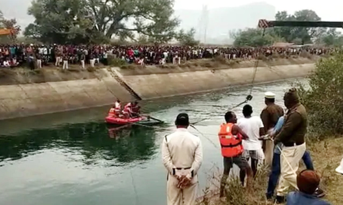 മധ്യപ്രദേശിൽ ബസ്​ പാലത്തിനു മുകളിൽ നിന്ന്​ കനാലിൽ വീണ്​ 37 മരണം