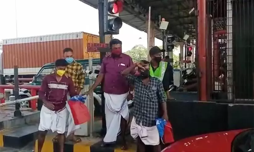 ഫാസ്​ടാഗ്​: ഗതാഗതക്കുരുക്ക്​; എ.ഐ.വൈ.എഫ്​ ടോൾ ഗേറ്റ്​ തുറന്നുവിട്ടു