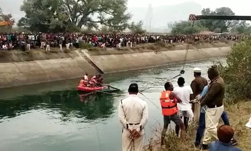 മധ്യപ്രദേശിൽ ബസ് പാലത്തിനു മുകളിൽ നിന്ന് കനാലിൽ വീണ് 37 മരണം മധ്യപ്രദേശിൽ ബസ് പാലത്തിനു മുകളിൽ നിന്ന് കനാലിൽ വീണ് 37 മരണം