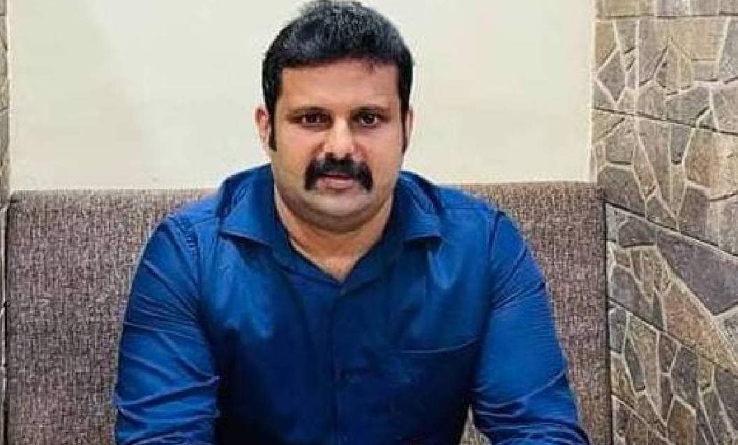 പുസ്തകം വിൽക്കാനെത്തിയ യുവതിക്ക് പീഡനം; വില്ലേജ് ഒാഫിസർ റിമാൻഡിൽ പുസ്തകം വിൽക്കാനെത്തിയ യുവതിക്ക് പീഡനം; വില്ലേജ് ഒാഫിസർ റിമാൻഡിൽ