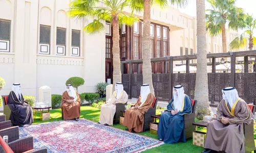 കി​രീ​ടാ​വ​കാ​ശി സ​തേ​ൺ ഗ​വ​ർ​ണ​റു​മാ​യി കൂ​ടി​ക്കാ​ഴ്​​ച ന​ട​ത്തി