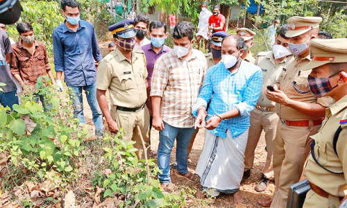 ചെറുവാടി കൊല: പ്രതിയെ തെളിവെടുപ്പിനെത്തിച്ചു   കൊലക്കുപയോഗിച്ച കത്തി കണ്ടെടുത്തു