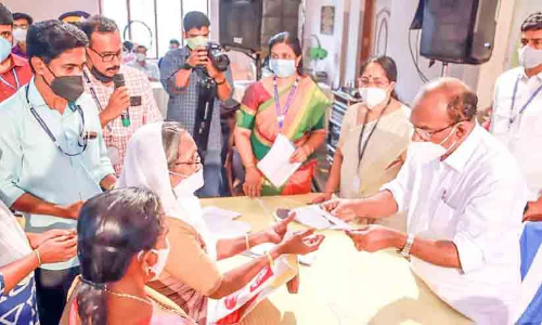 സാ​ന്ത്വ​ന സ്പ​ര്‍ശം; 253 റേ​ഷ​ന്‍ കാ​ര്‍ഡു​ക​ള്‍ ന​ല്‍കി