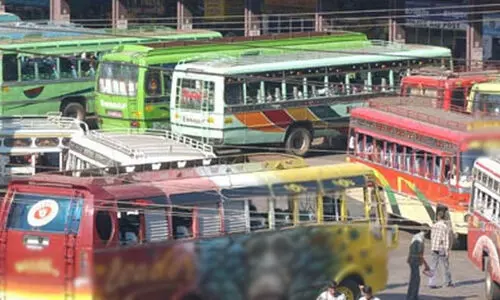 സ്വ​കാ​ര്യ ബ​സി​ൽ​നി​ന്ന് വിദ്യാർഥിയെ ഇ​റ​ക്കി​വി​ട്ടു; ഫോ​ൺ കാ​ളി​ൽ ആ​ർ.​ടി.​ഒ എ​ത്തി