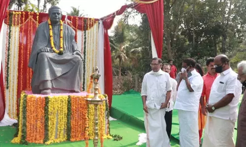 25 വർഷത്തെ കാത്തിരിപ്പ്​; സ്മാരകത്തിൽ കുമാരനാശാൻെറ പ്രതിമ യാഥാർഥ്യമായി