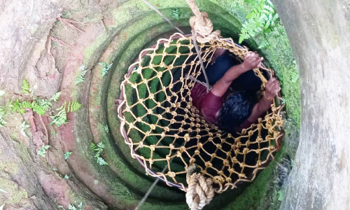 കി​ണ​റ്റി​ല്‍ അ​ക​പ്പെ​ട്ട വീ​ട്ട​മ്മ​യെ അ​ഗ്നി​ശ​മ​ന സേ​ന ര​ക്ഷ​പ്പെ​ടു​ത്തി