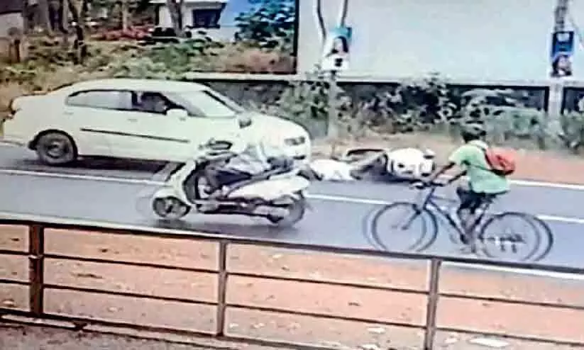 car hit the body of the victim who fell from the scooter