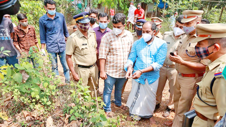ചെറുവാടി കൊല: പ്രതിയെ തെളിവെടുപ്പിനെത്തിച്ചു കൊലക്കുപയോഗിച്ച കത്തി കണ്ടെടുത്തു ചെറുവാടി കൊല: പ്രതിയെ തെളിവെടുപ്പിനെത്തിച്ചു കൊലക്കുപയോഗിച്ച കത്തി കണ്ടെടുത്തു