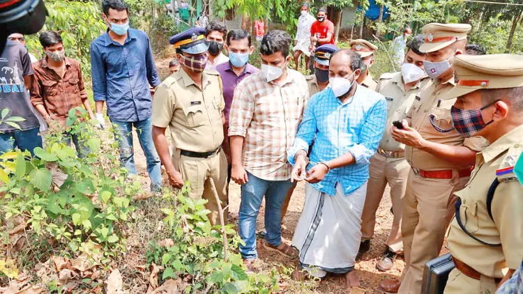 ചെറുവാടി കൊല: പ്രതിയെ തെളിവെടുപ്പിനെത്തിച്ചു   കൊലക്കുപയോഗിച്ച കത്തി കണ്ടെടുത്തു