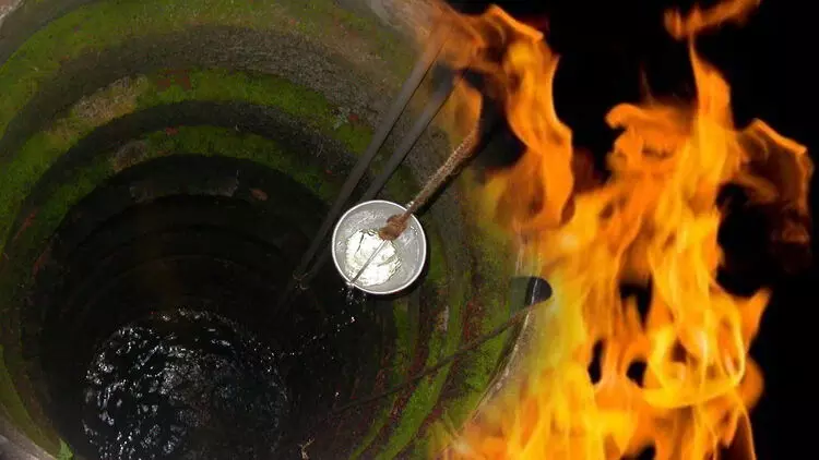 കിടപ്പിലായ ഭർത്താവിന്റെ മുറി തീയിട്ട് കിണറ്റിൽ ചാടിയ യുവതിയെ നാട്ടുകാർ രക്ഷിച്ചു കിടപ്പിലായ ഭർത്താവിന്റെ മുറി തീയിട്ട് കിണറ്റിൽ ചാടിയ യുവതിയെ നാട്ടുകാർ രക്ഷിച്ചു