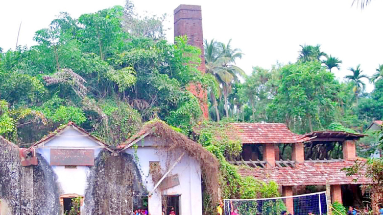 ചേന്ദമംഗലം ഓട്ടുകമ്പനി നശിക്കുന്നു ചേന്ദമംഗലം ഓട്ടുകമ്പനി നശിക്കുന്നു