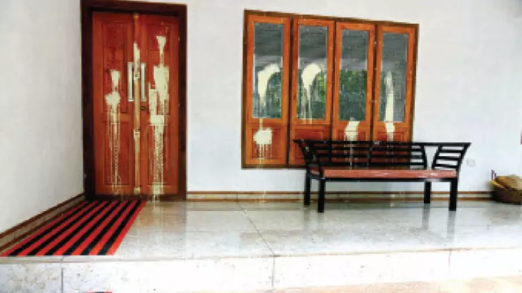 പൊടോതുരുത്തിയിൽ വീടുകൾക്കും വാഹനങ്ങൾക്കുംനേരെ അക്രമം