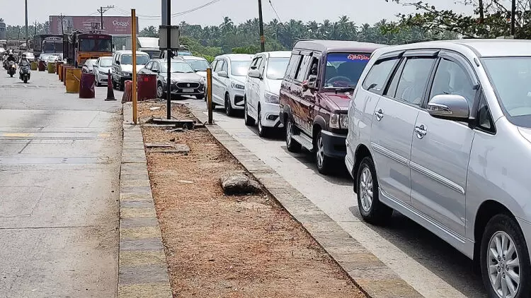 സ​മ്പൂ​ര്‍ണ ഫാ​സ്​​ടാ​ഗ്​ സം​വി​ധാ​നം നി​ല​വി​ല്‍വന്നു; ടോൾ പ്ലാസ കുരുക്കിൽ