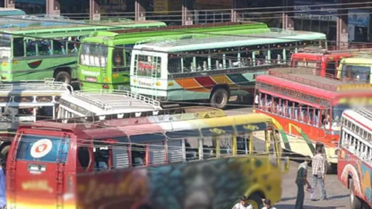 സ്വ​കാ​ര്യ ബ​സി​ൽ​നി​ന്ന് വിദ്യാർഥിയെ ഇ​റ​ക്കി​വി​ട്ടു; ഫോ​ൺ കാ​ളി​ൽ ആ​ർ.​ടി.​ഒ എ​ത്തി