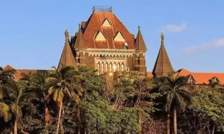 മുംബൈയിലെ വിവാദ ജഡ്ജിക്ക് 150 കോണ്ടം അയച്ച് യുവതിയുടെ പ്രതിഷേധം