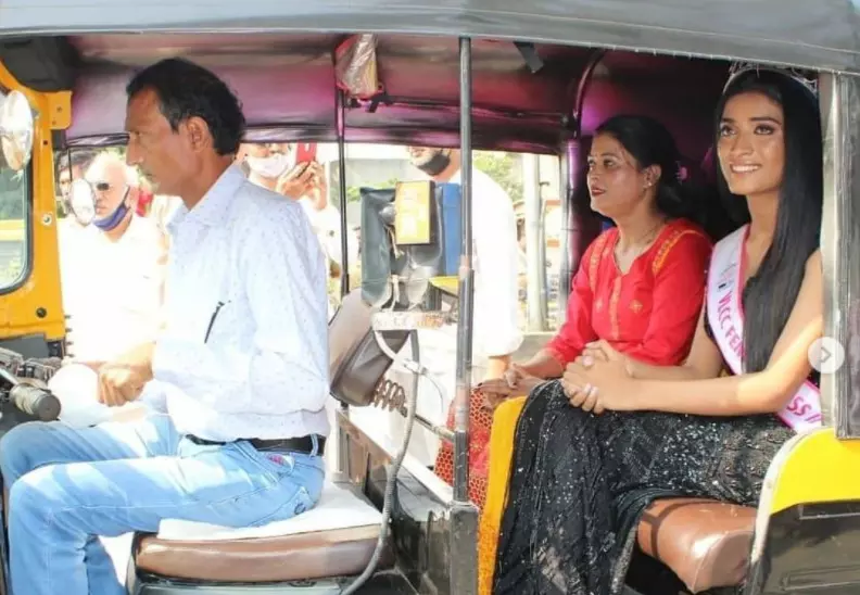 മിസ്​ ഇന്ത്യ റണ്ണറപ്പ്​ പട്ടം വാങ്ങാൻ അച്ഛന്‍റെ ഓട്ടോറിക്ഷയിലെത്തി സുന്ദരി