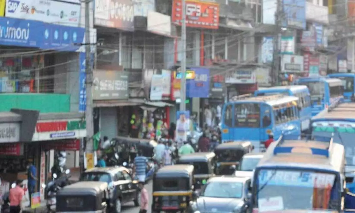 ന​ഗ​രം കീ​ഴ​ട​ക്കി സ്വ​കാ​ര്യ ബ​സു​ക​ൾ; മു​ട്ടി​ടി​ച്ച് ന​ഗ​ര​സ​ഭ​യും പൊ​ലീ​സും