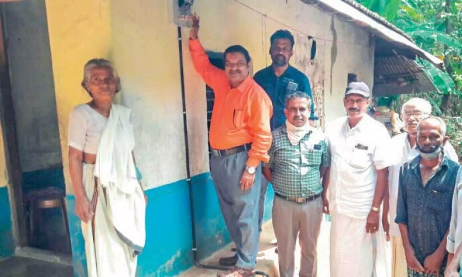 പ​തി​റ്റാ​ണ്ടി​െൻറ കാ​ത്തി​രി​പ്പ്​; ഒടുവിൽ കു​ഞ്ഞു​വി‍െൻറ  വീ​ട്ടി​ൽ വൈദ്യുതിയെത്തി