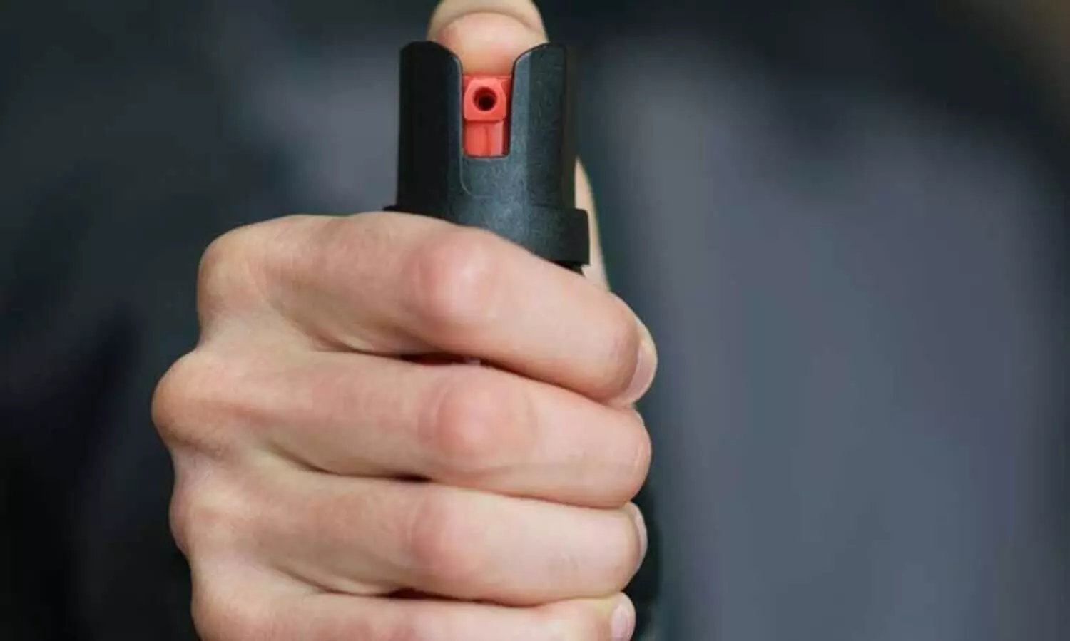 സ്​​കൂ​ട്ട​ർ യാ​ത്രി​ക​നെ കു​രു​മു​ള​ക്​ സ്​​പ്രേ വി​ത​റി ആ​ക്ര​മി​ച്ചു