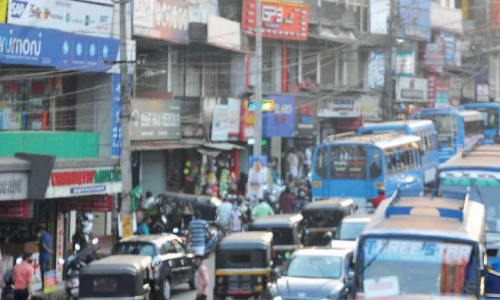 ന​ഗ​രം കീ​ഴ​ട​ക്കി സ്വ​കാ​ര്യ ബ​സു​ക​ൾ; മു​ട്ടി​ടി​ച്ച് ന​ഗ​ര​സ​ഭ​യും പൊ​ലീ​സും