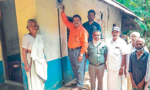 പ​തി​റ്റാ​ണ്ടി​െൻറ കാ​ത്തി​രി​പ്പ്​; ഒടുവിൽ കു​ഞ്ഞു​വി‍െൻറ  വീ​ട്ടി​ൽ വൈദ്യുതിയെത്തി