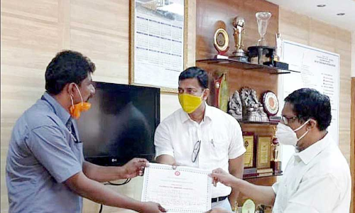 ട്രെയിനപകടം ഒഴിവാക്കി; മഹേഷിന് റെയില്‍വേയുടെ ആദരം