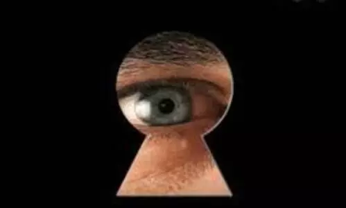 കു​ളി​മു​റി​യി​ൽ ഒ​ളി​ഞ്ഞു നോ​ക്കാ​നെ​ത്തി​യയാൾ പി​ടി​യി​ൽ