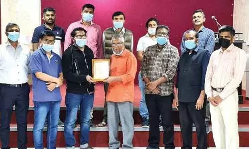 ബ​ഷീ​ർ മൈ​ദീ​ന് കെ.​​െഎ.​ജി ഖൈ​ത്താ​ൻ യൂ​നി​റ്റ് യാ​ത്ര​യ​യ​പ്പ് ന​ൽ​കി