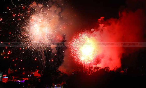 തൃശൂർ പൂരം: നിബന്ധനകൾ പാലിച്ച് മുന്നോട്ടു പോകാൻ ജില്ല ഭരണകൂടം തൃശൂർ പൂരം: നിബന്ധനകൾ പാലിച്ച് മുന്നോട്ടു പോകാൻ ജില്ല ഭരണകൂടം