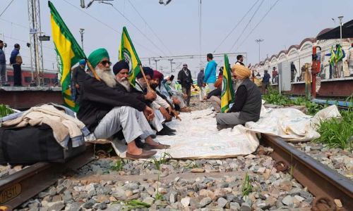 റെയിൽ റോക്കോ സമരം തുടങ്ങി; രാജ്യവ്യാപകമായി ട്രെയിൻ തടഞ്ഞ് കർഷകർ