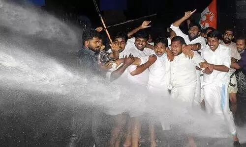 യൂത്ത്​ കോൺഗ്രസ്​ നൈറ്റ്​ മാർച്ചിന്​ നേരെ ജലപീരങ്കി; പൊലീസ്​ വാഹനത്തിൽ കൊടിനാട്ടി