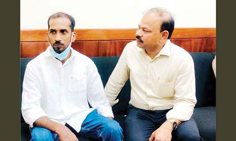 മരണത്തിൽനിന്ന് ജീവിതത്തിലേക്ക് മടങ്ങിയ മോഹൻദാസ് നാടണഞ്ഞു മരണത്തിൽനിന്ന് ജീവിതത്തിലേക്ക് മടങ്ങിയ മോഹൻദാസ് നാടണഞ്ഞു