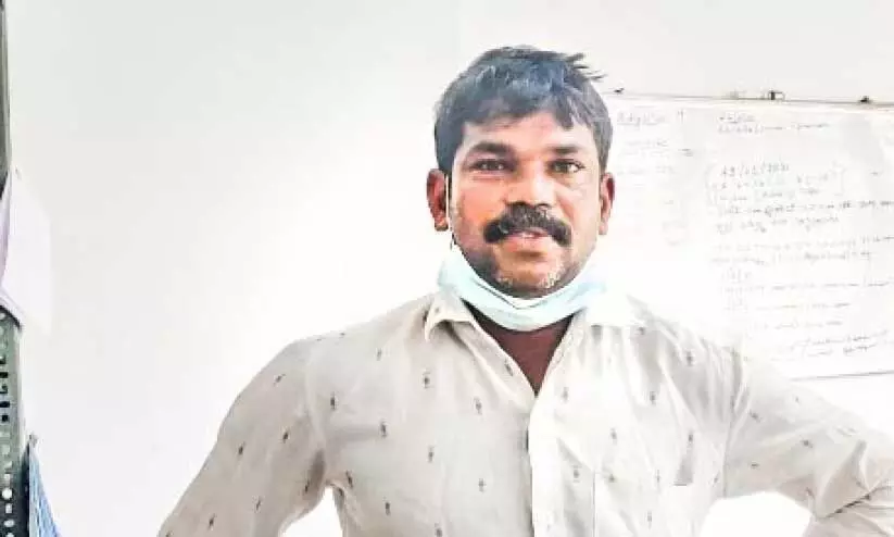 ചാരായവുമായി യുവാവ് പിടിയിൽ ചാരായവുമായി യുവാവ് പിടിയിൽ