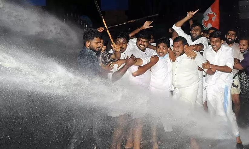 യൂത്ത് കോൺഗ്രസ് നൈറ്റ് മാർച്ചിന് നേരെ ജലപീരങ്കി; പൊലീസ് വാഹനത്തിൽ കൊടിനാട്ടി യൂത്ത് കോൺഗ്രസ് നൈറ്റ് മാർച്ചിന് നേരെ ജലപീരങ്കി; പൊലീസ് വാഹനത്തിൽ കൊടിനാട്ടി