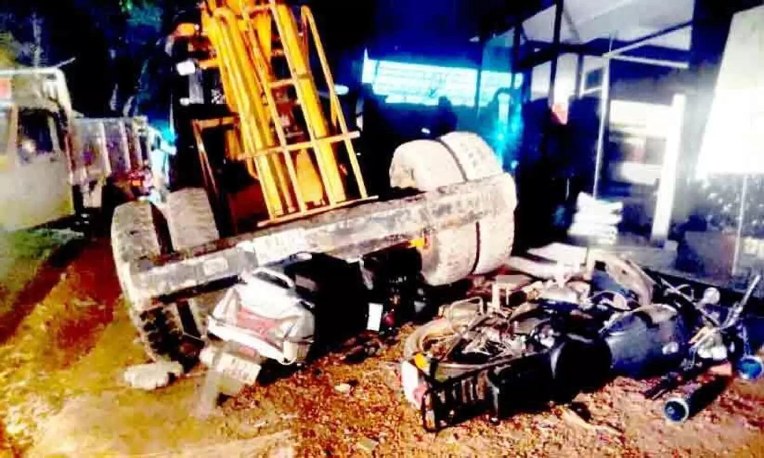 Crane out of control; Two-wheelers and power poles were damaged