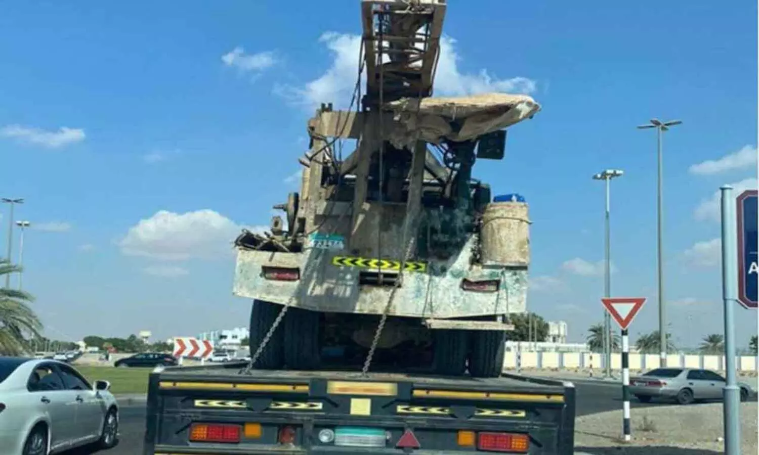 ക്രെ​യി​ൻ അ​പ​ക​ട​ക​ര​മാം​വി​ധം കൊ​ണ്ടു​പോ​കു​ന്ന​തി​നെ​തി​രെ മു​ന്ന​റി​യി​പ്പ്