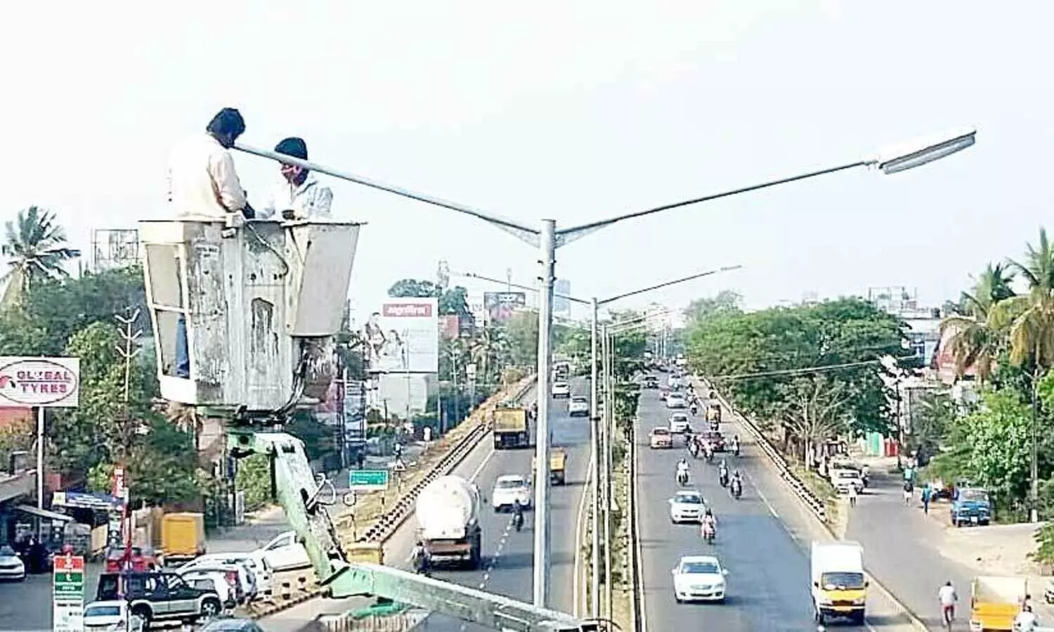 ദേശീയപാതയിലെ വഴിവിളക്കുകള്‍ തെളിയുന്നു