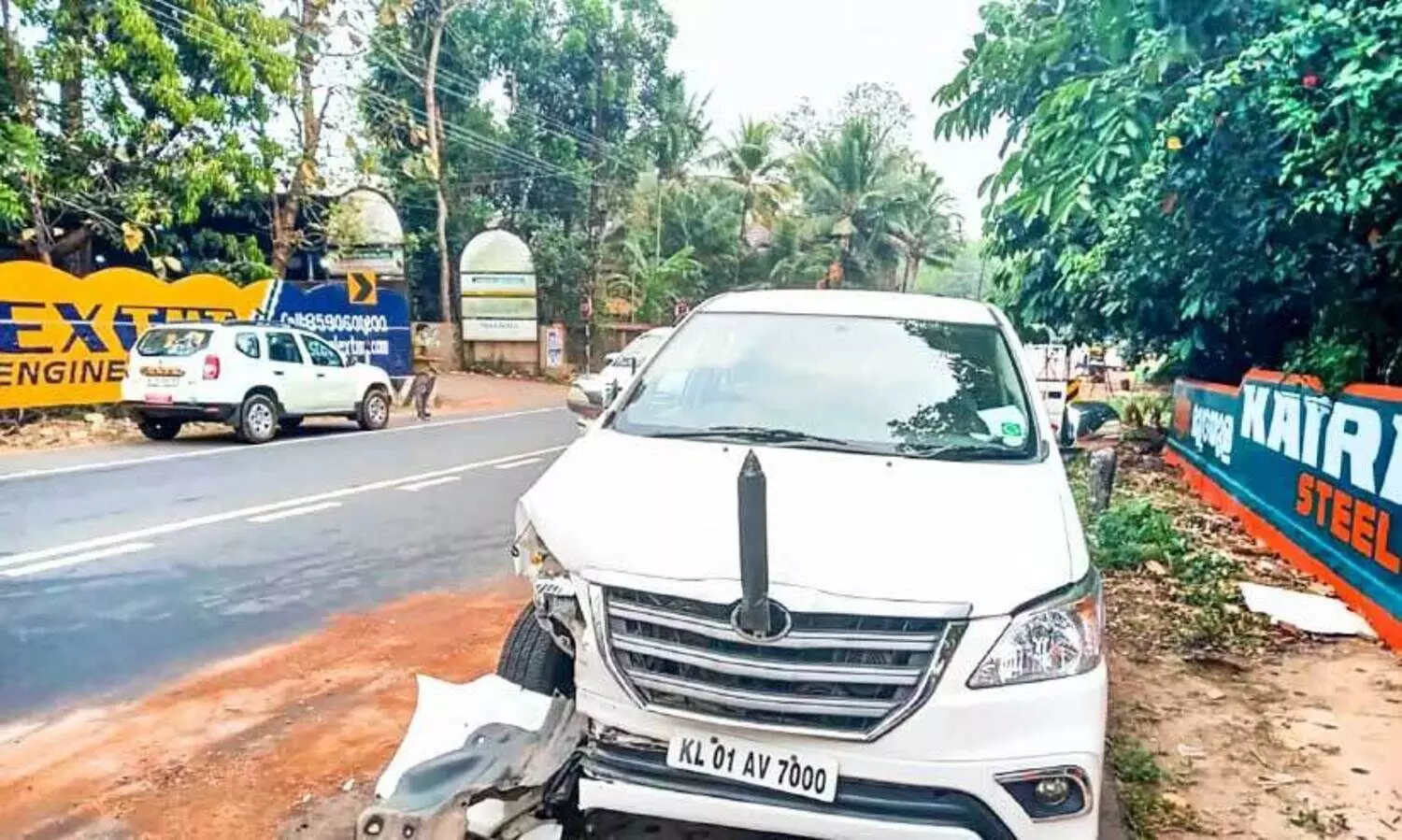 ഉമ്മൻ ചാണ്ടിയുടെ കാർ അപകടത്തിൽപെട്ടു