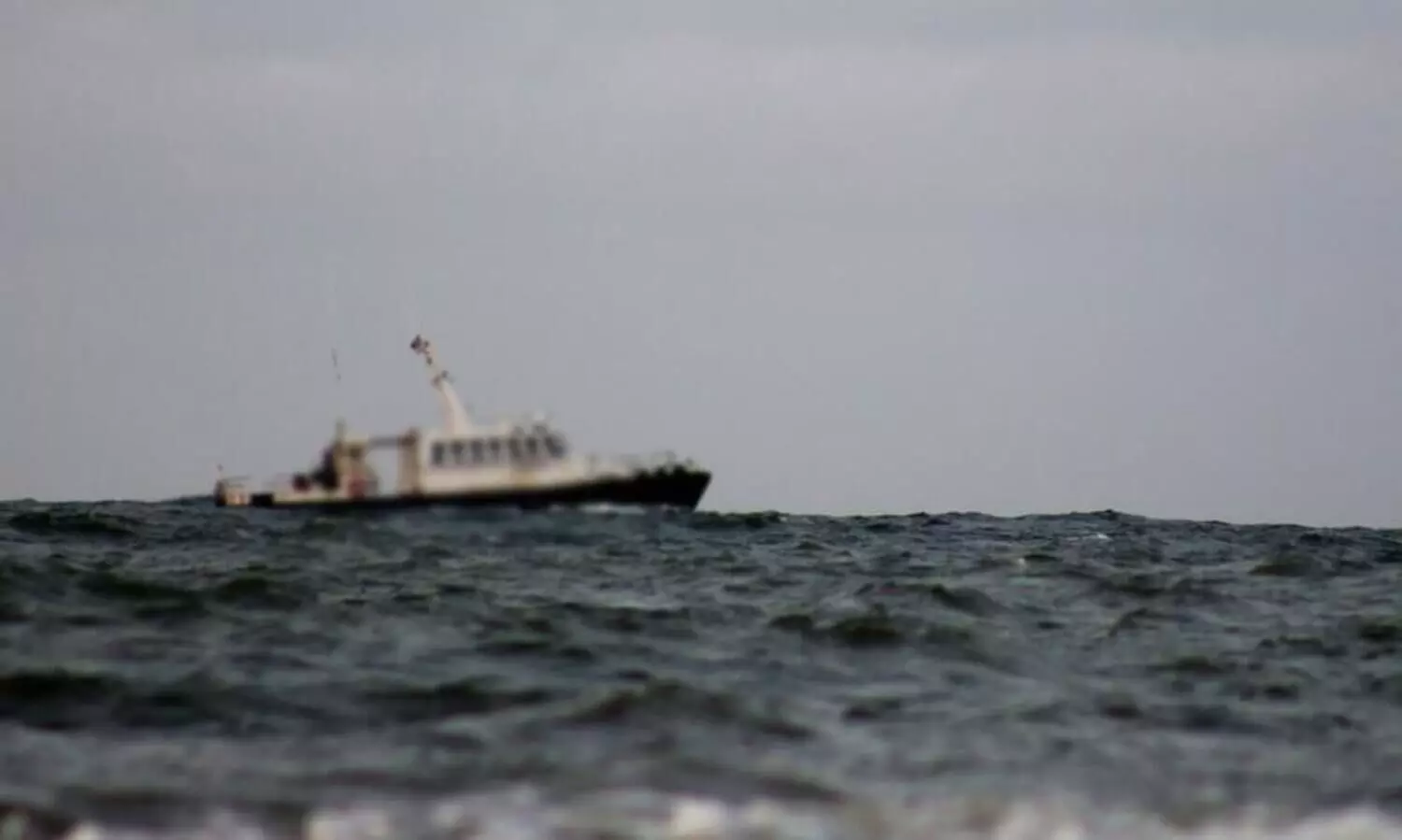 നിയന്ത്രണം തെറ്റിയ ട്രോളർ ബോട്ട് പൊഴിക്കരയിൽ കരയിലേക്ക് ഇടിച്ചുകയറി