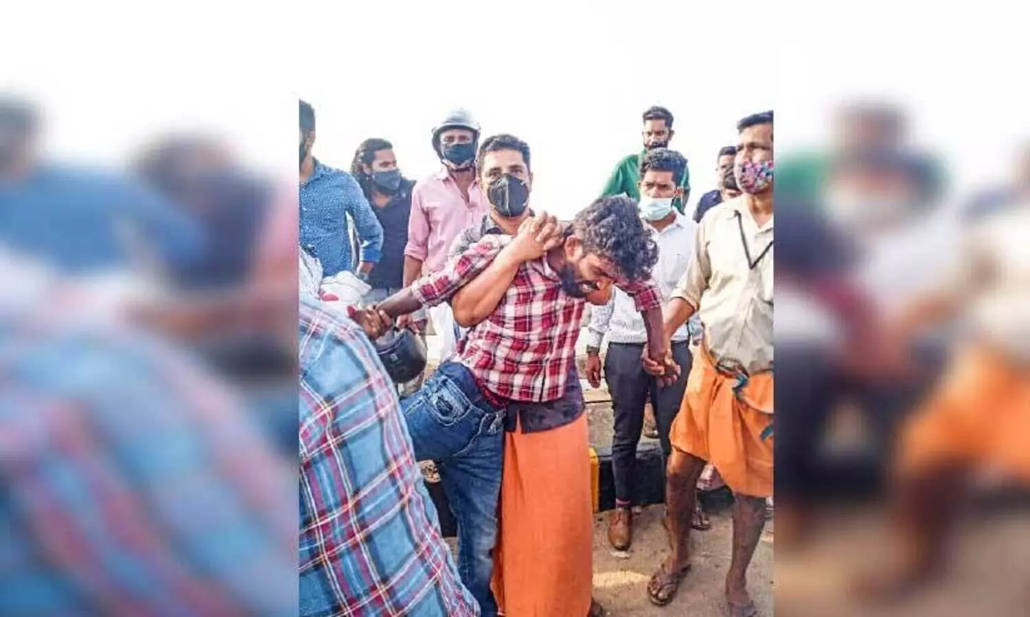 കായലിൽ ചാടാനൊരുങ്ങിയ യുവാവിനെ ജീവിതത്തിലേക്ക്​ വലിച്ചിട്ട വിജീഷ്​ വൈറൽ